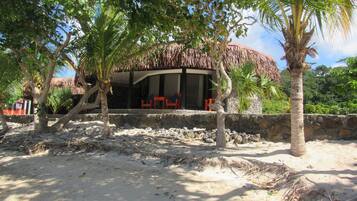 Villa, 1 queensize-seng, ved strandkanten | Safe på rommet og sengetøy