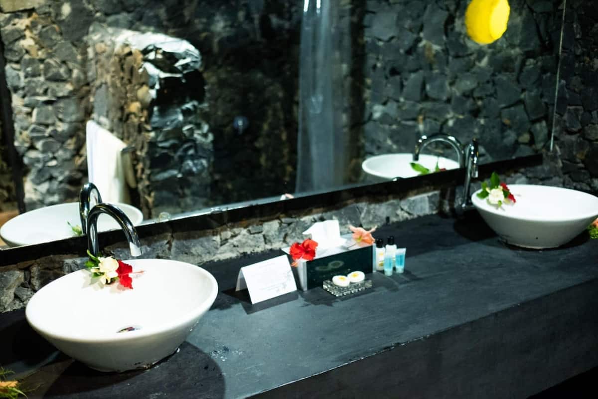 Bathroom | Shower, free toiletries, towels