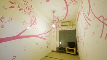 Art Room | Blackout drapes, iron/ironing board, free WiFi