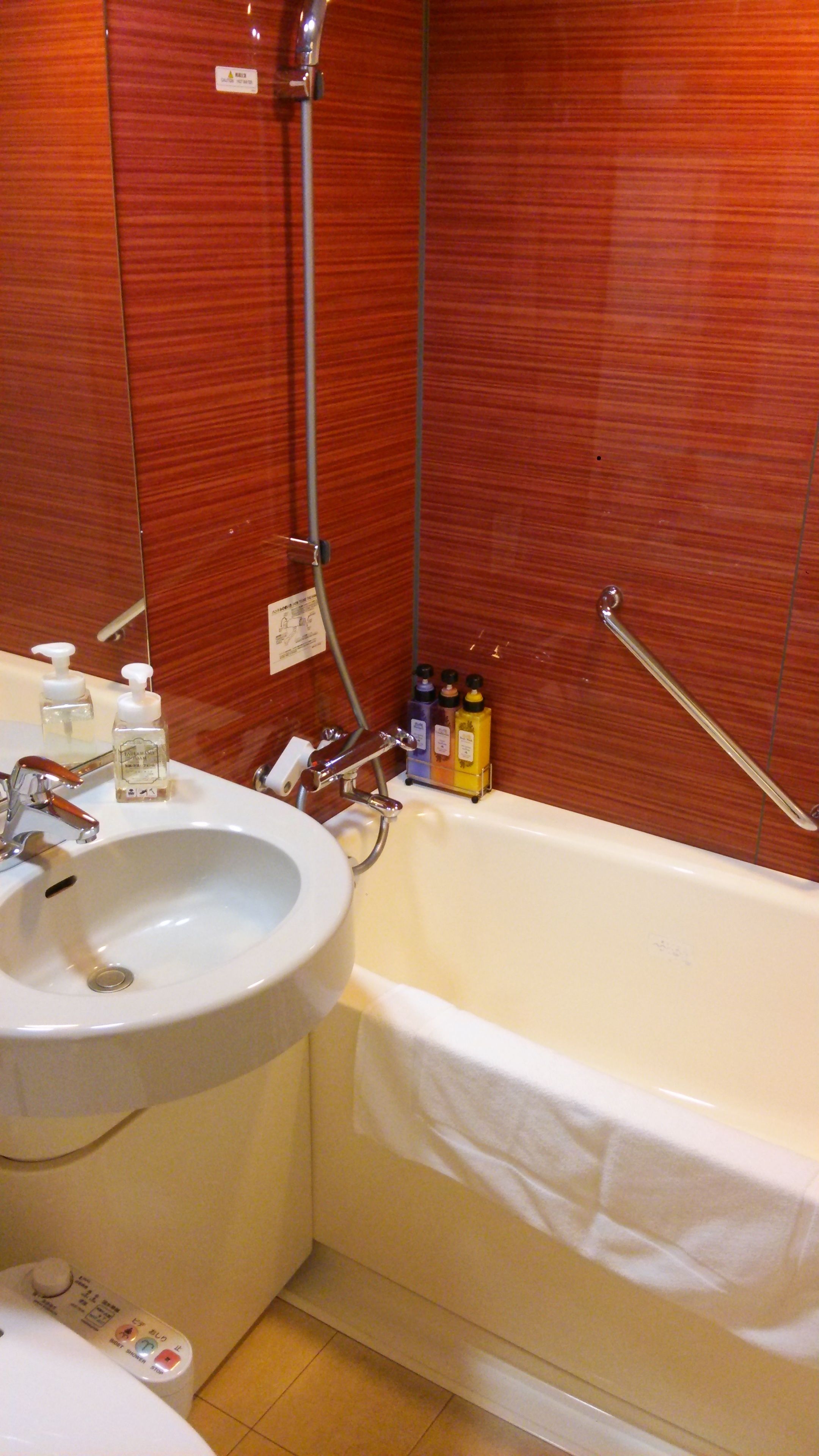 combined shower/bathtub, deep-soaking bathtub, free toiletries