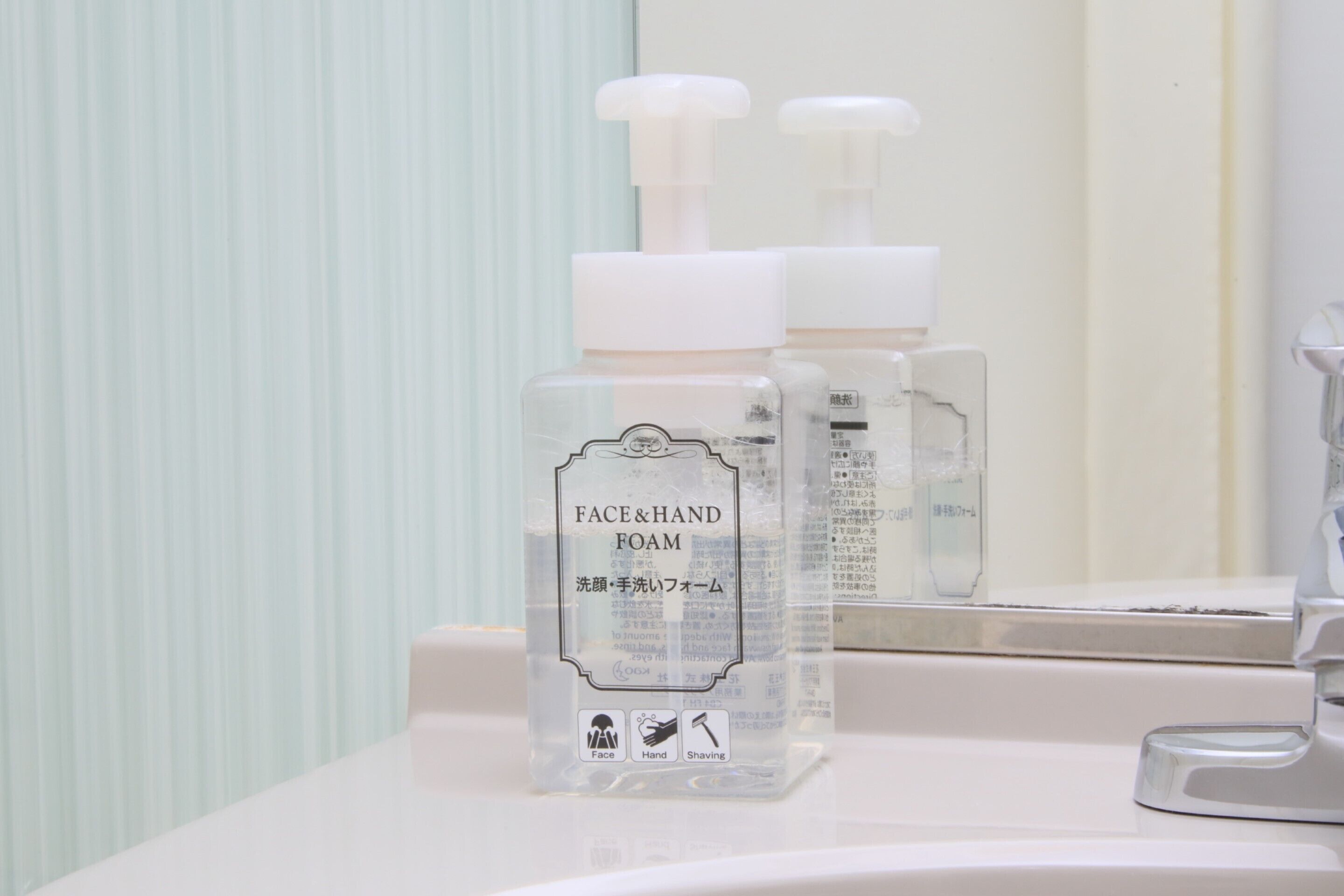 combined shower/bathtub, deep-soaking bathtub, free toiletries