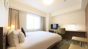 A hotel room with a large bed, a desk with a computer, and a television. - Daiwa Roynet Hotel Sakaihigashi (Sakai)