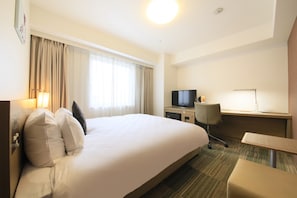 Premium bedding, down comforters, pillowtop beds, desk - Daiwa Roynet Hotel Sakaihigashi (Sakai)