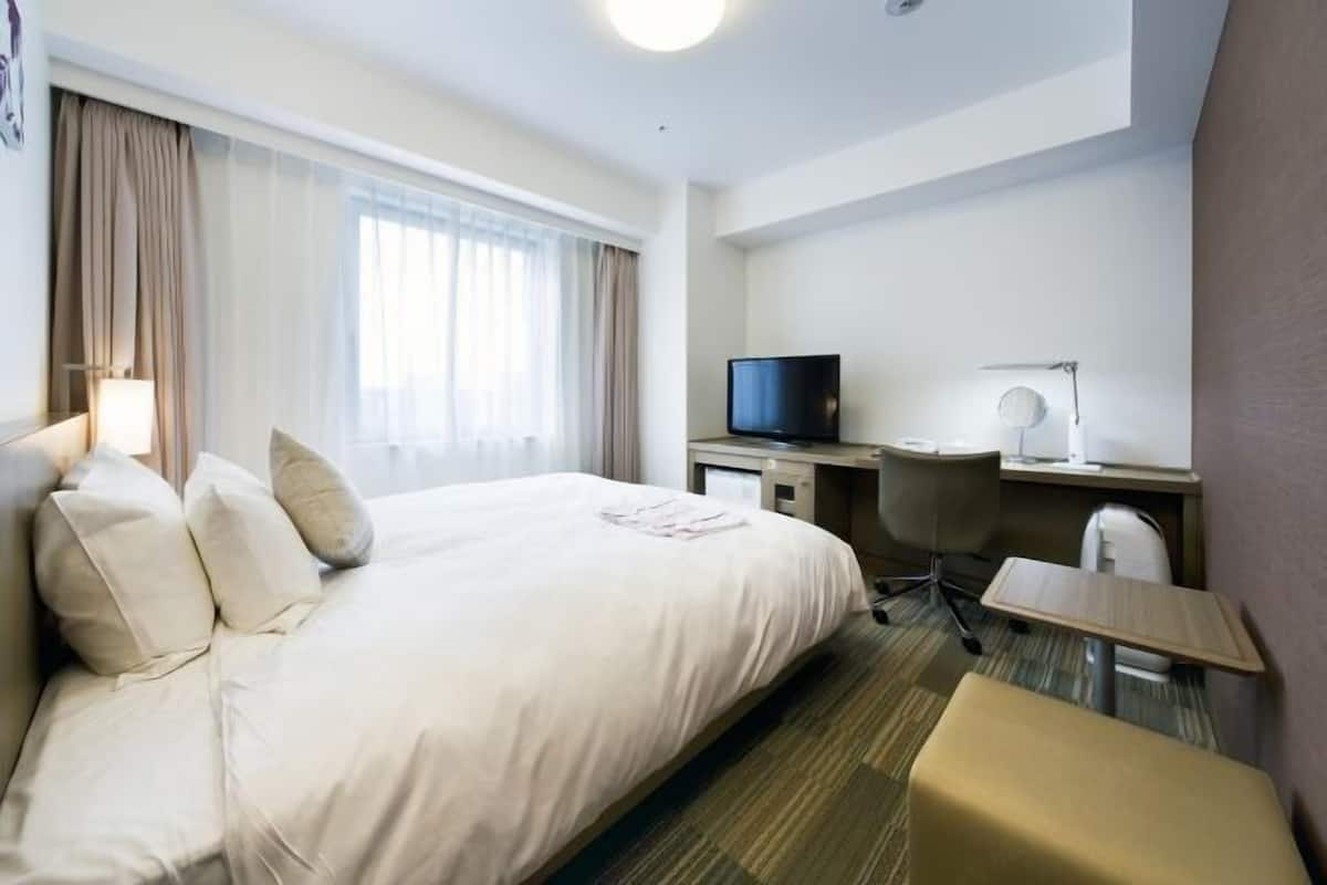 Premium bedding, down duvets, pillow-top beds, desk
