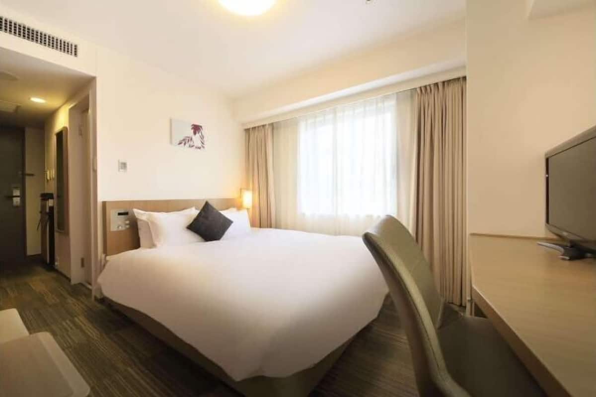 Premium bedding, down duvets, pillow-top beds, desk