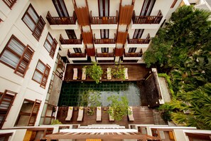 Kolam renang outdoor, dengan payung kolam renang dan kursi berjemur