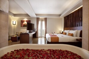 Suite Bulan Madu | Busa memori, minibar, brankas, dan meja kerja