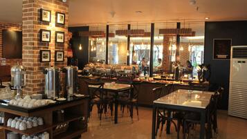 Desayuno buffet diario (IDR 181500 por persona)