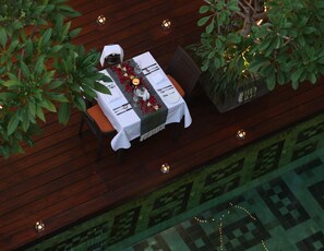Melayani sarapan dan makan siang dengan pemandangan kolam renang 