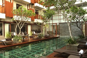 Kolam renang outdoor, dengan payung kolam renang dan kursi berjemur