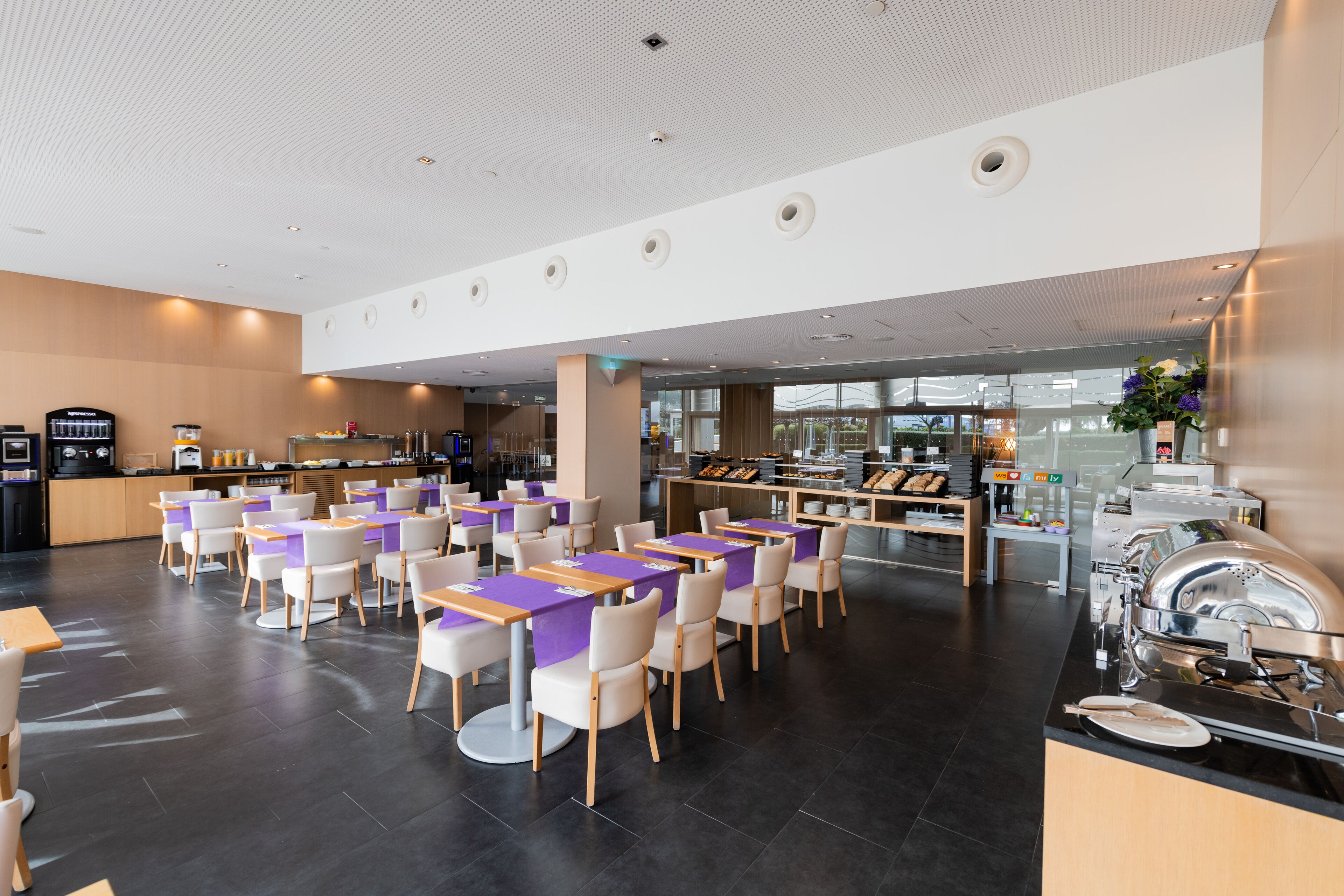 بوفيه فطور يوميًا بتكلفة قدرها (14 EUR للشخص)