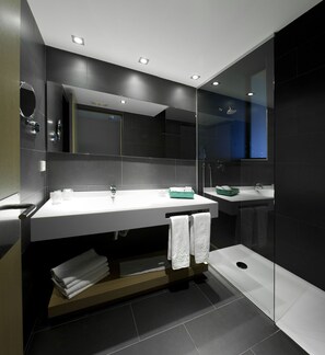 Articles de toilette gratuits, sèche-cheveux, serviettes fournies, savon