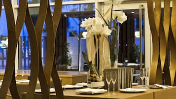 Se sirven almuerzos y cenas; cocina mediterránea; con vista al jardín