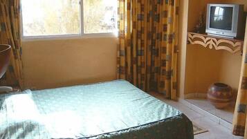 Doble estándar | Escritorio, cortinas opacas, wifi gratis