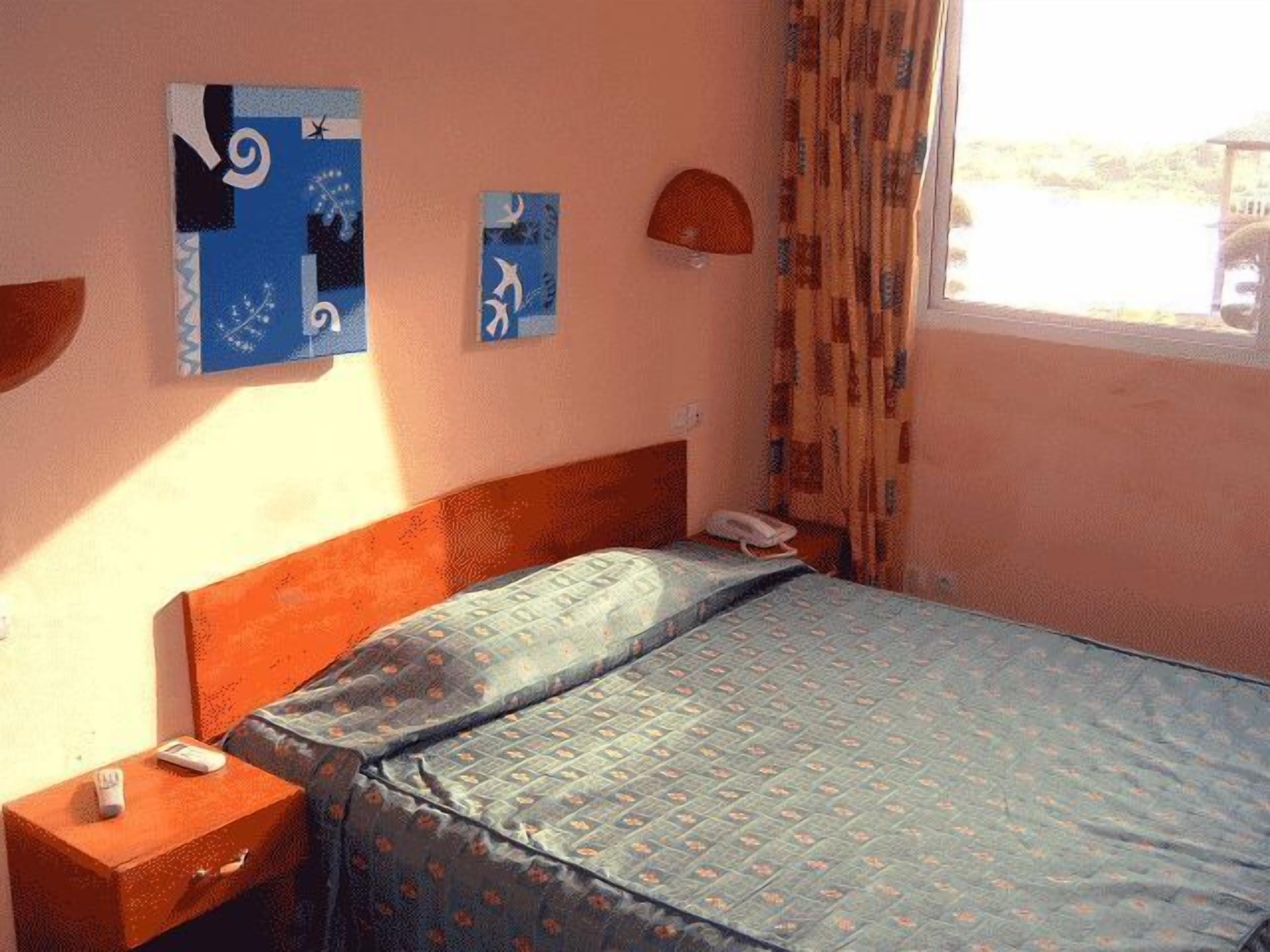 Escritorio, cortinas opacas, wifi gratis