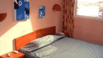 Escritorio, cortinas opacas, wifi gratis