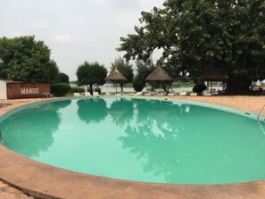 Outdoor pool, pool umbrellas, sun loungers - Hôtel Mandé (Bamako)