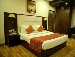 In-room safe, desk, laptop workspace, blackout drapes - DS Clarks Inn Gurgaon (Gurugram)