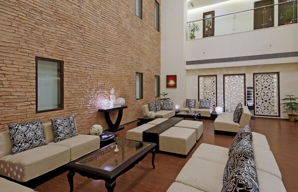 Een 32-inch lcd-televisie met satellietzenders en televisie