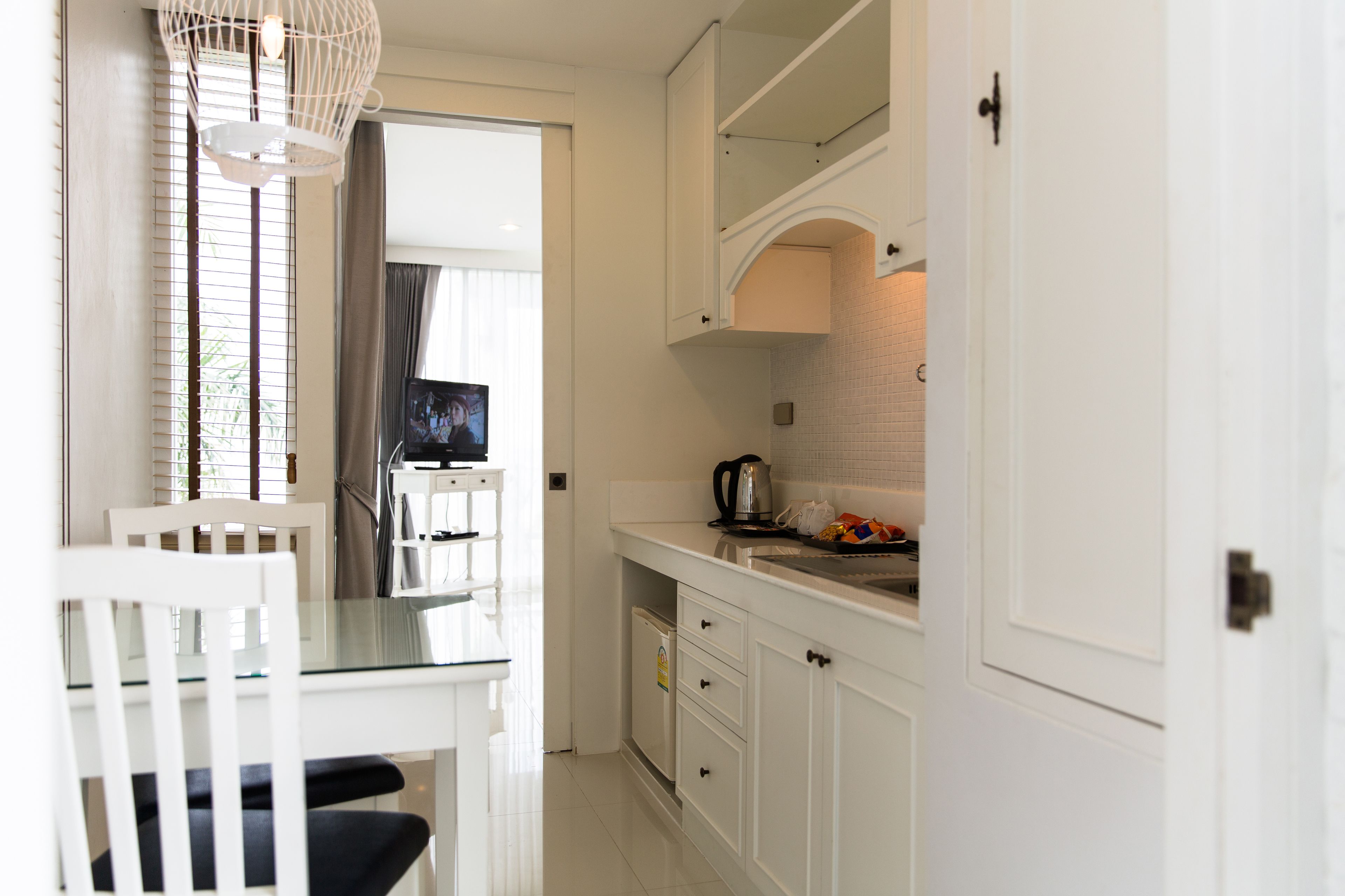 fridge, coffee/tea maker