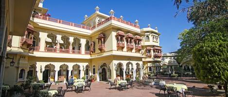 Frukost och lunch serveras, med utsikt mot poolen