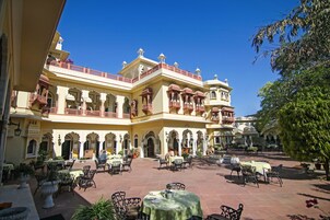 Se sirven desayunos y almuerzos; cocina india; con vista a la piscina