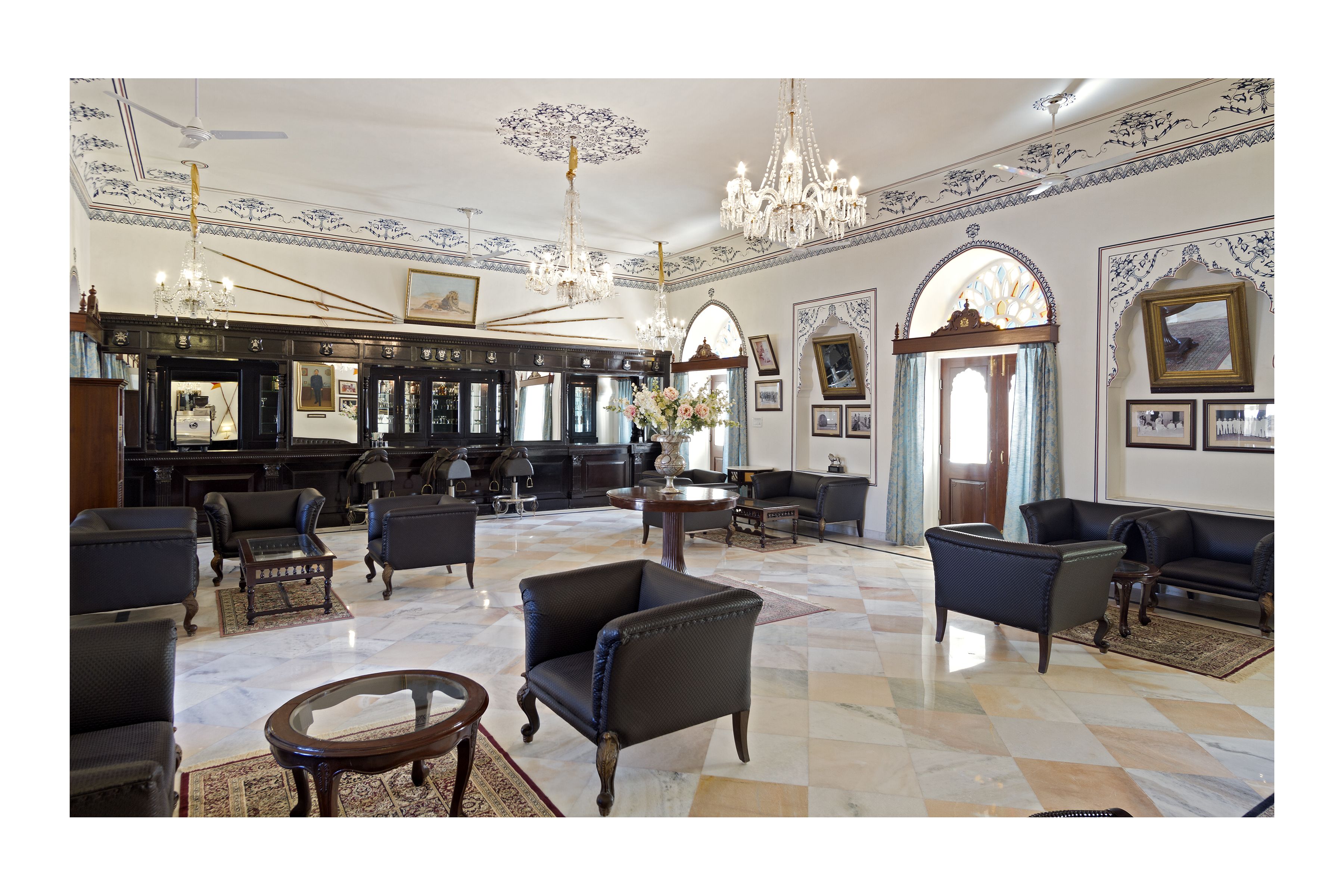 2 bars/lounges, poolside bar