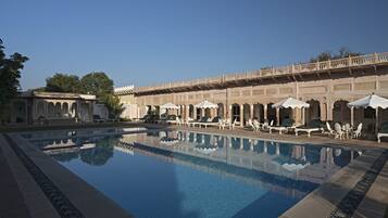 3 Außenpools, Sonnenschirme, Liegestühle