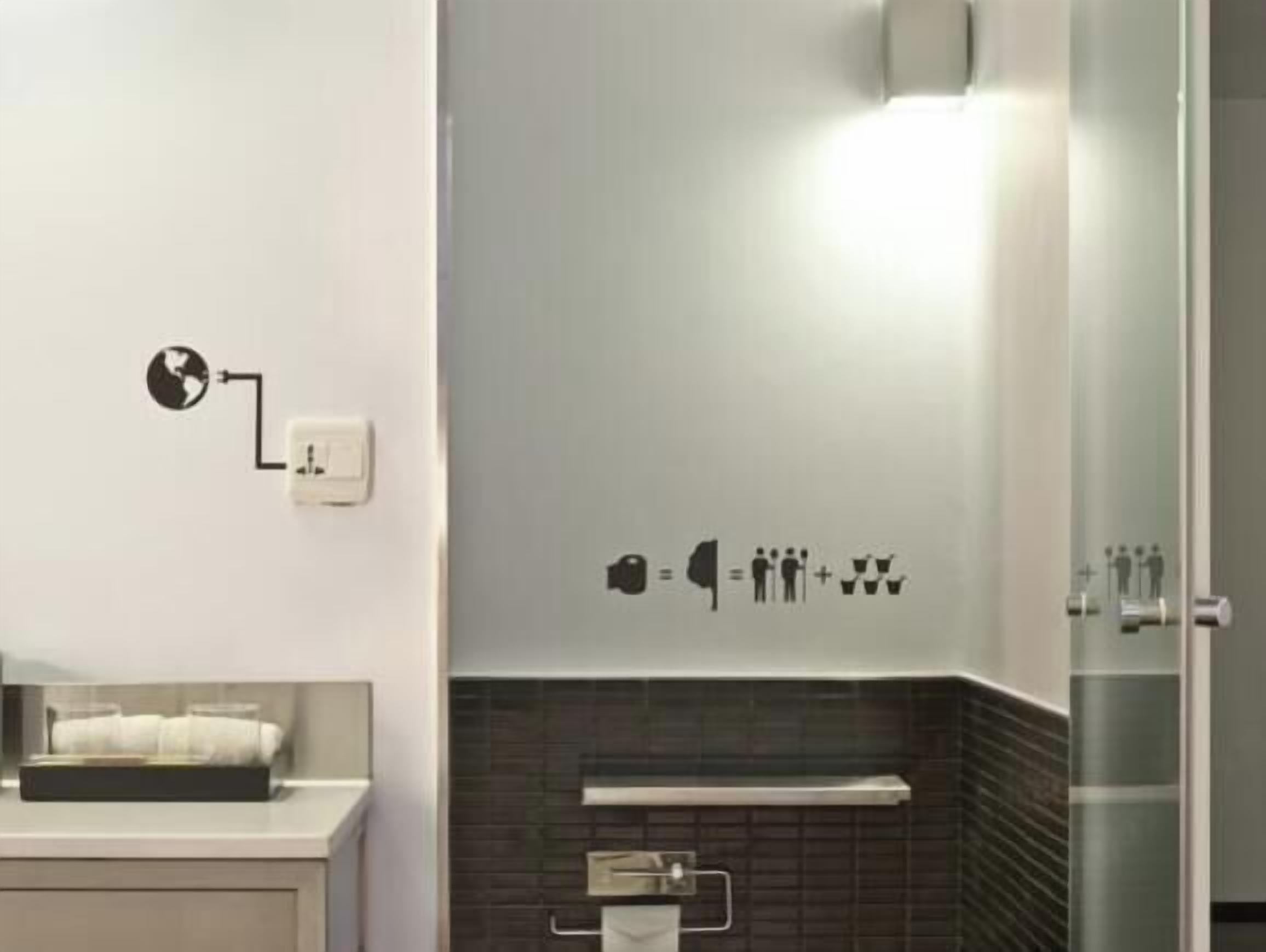 Dusj, regndusjhode, toalettartikler (inkludert) og hårføner