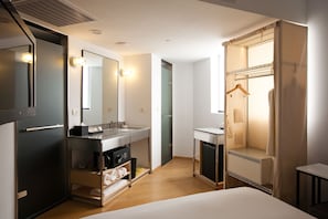 Smart Room (One Queen Bed) | In-room safe, desk, iron/ironing board, free WiFi