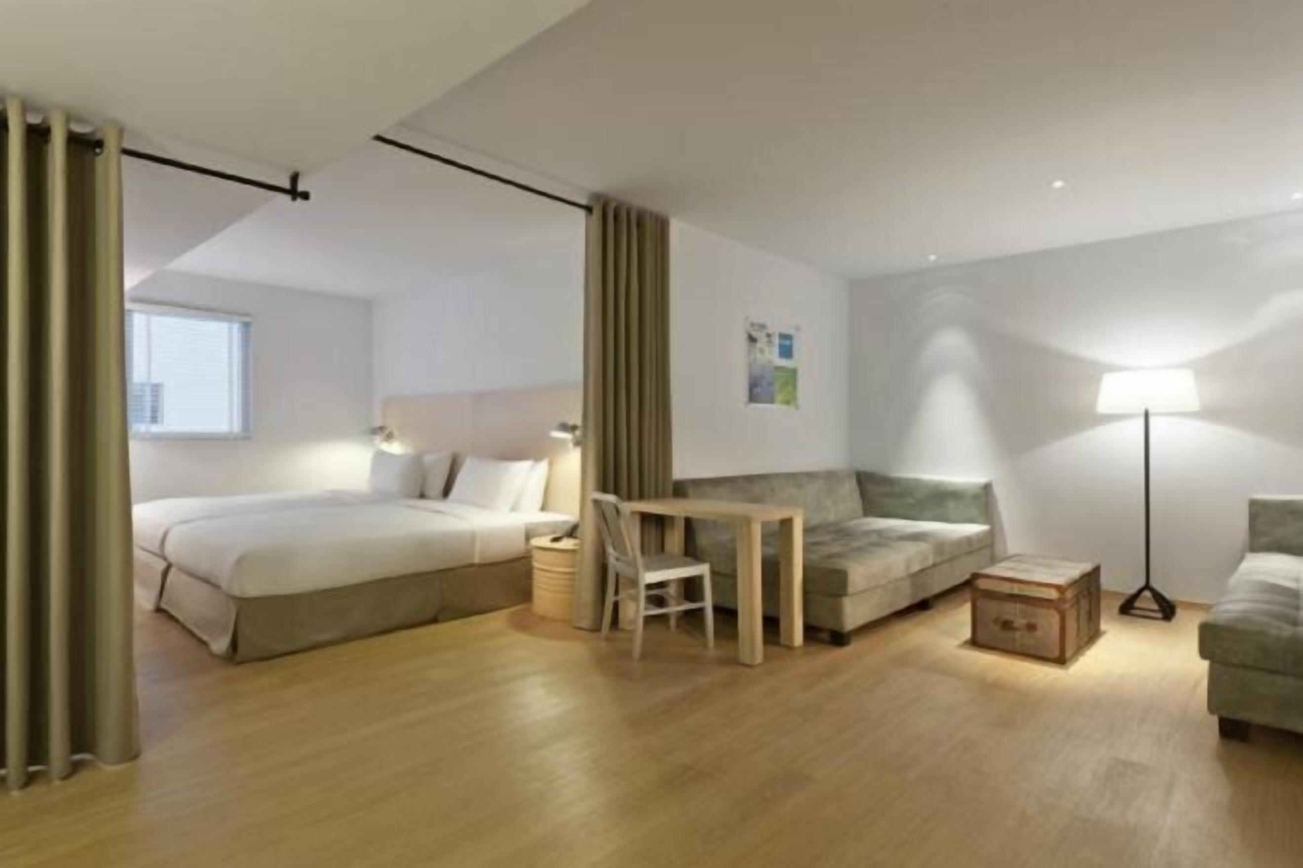 Coffres-forts dans les chambres, bureau, fer et planche à repasser