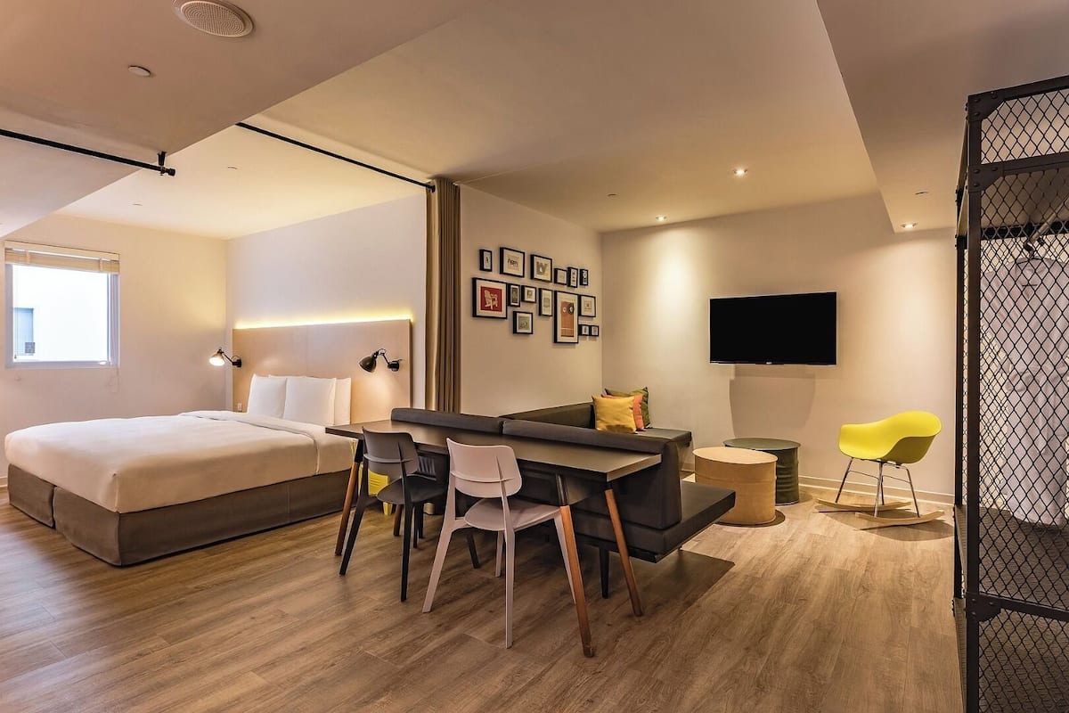 Loft King Room | In-room safe, desk, iron/ironing board, free WiFi
