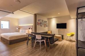 Rom, 1 kingsize-seng (Loft) | Safe på rommet, skrivebord, strykejern/-brett og wi-fi (inkludert)