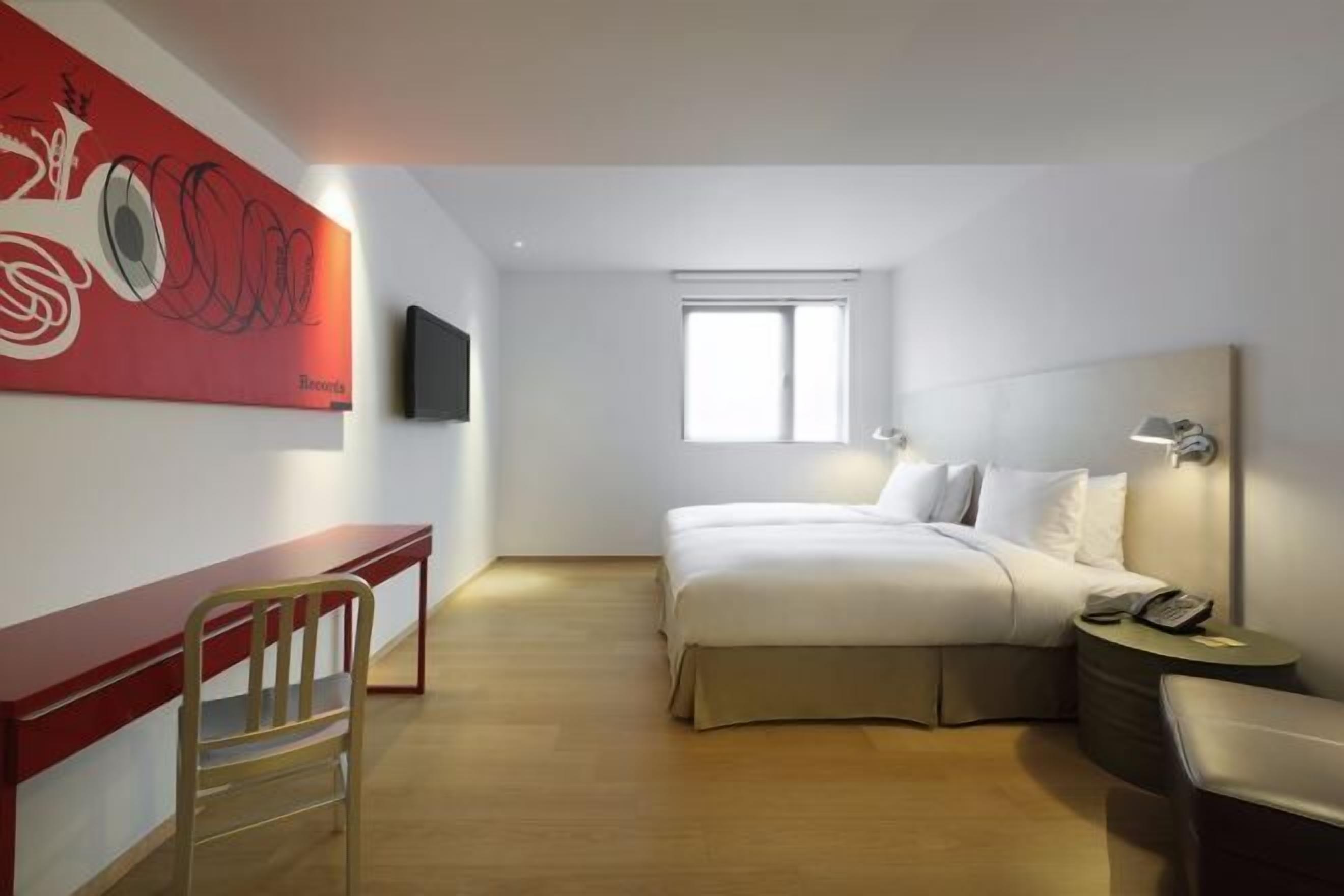 Coffres-forts dans les chambres, bureau, fer et planche à repasser