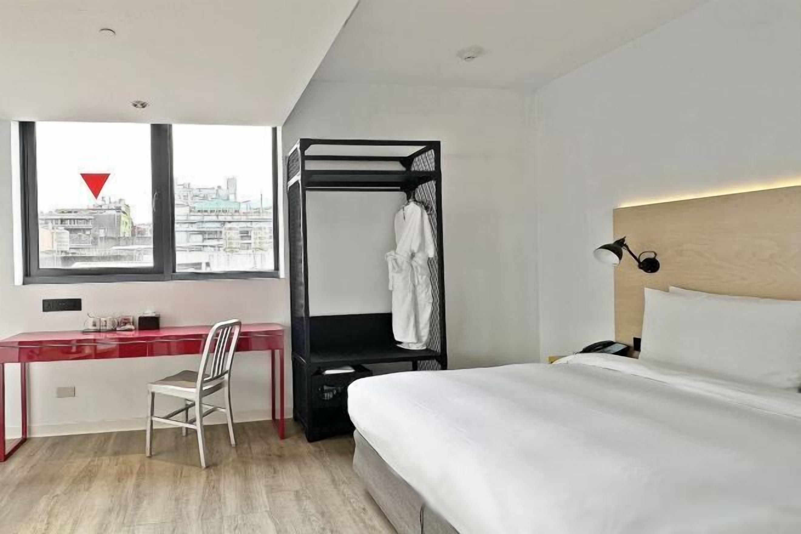 Safe på rommet, skrivebord, strykejern/-brett og wi-fi (inkludert)