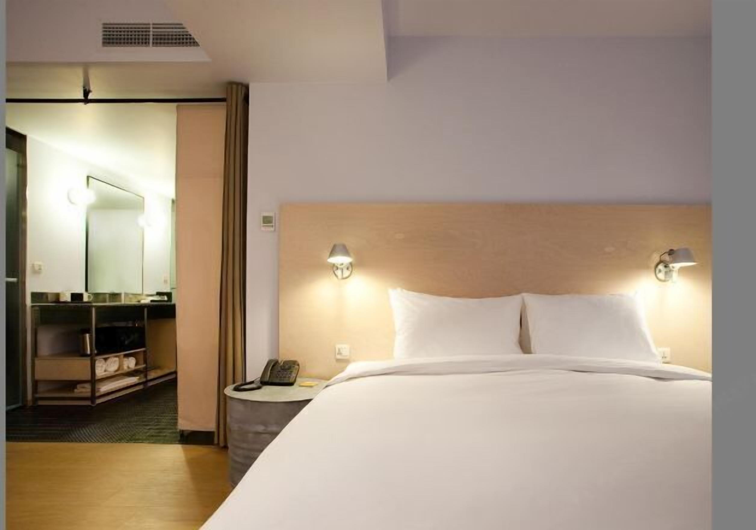 Coffres-forts dans les chambres, bureau, fer et planche à repasser