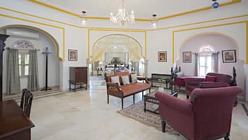 Super Deluxe Room. | Luxe beddengoed, een kluis op de kamer, een bureau