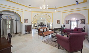 Super Deluxe Room. | Sengetøy av topp kvalitet, safe på rommet og skrivebord