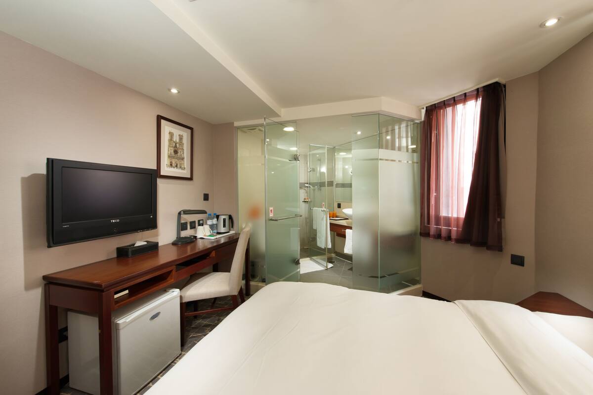 Deluxe Double Room | In-room safe, desk, iron/ironing board (on request), WiFi (free)