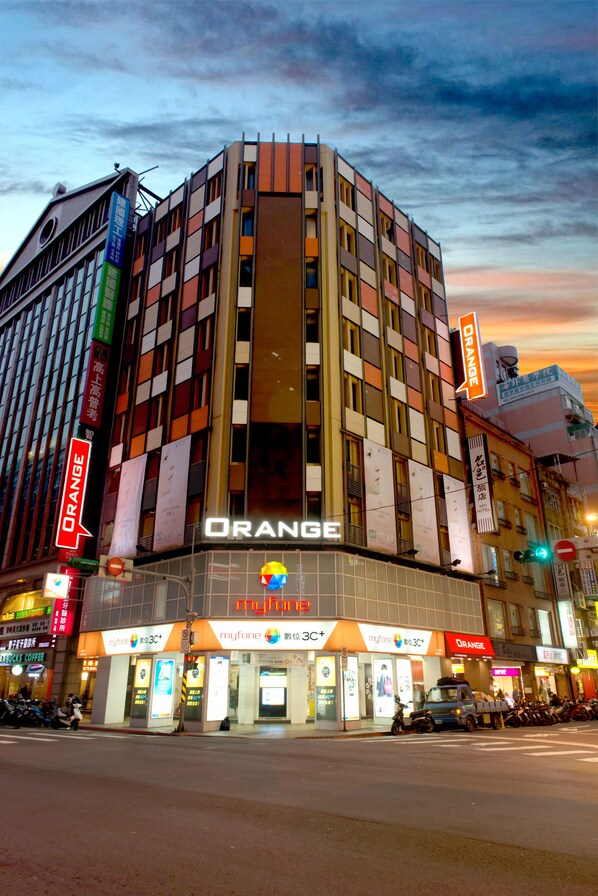 숙박 시설 정면 - 저녁/밤