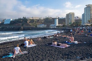 Ubicación cercana a la playa, arena negra y 2 bares en la playa