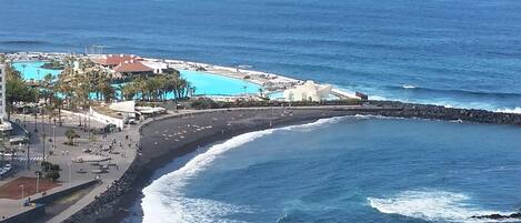 In Strandnähe, schwarzer Sandstrand, 2 Strandbars