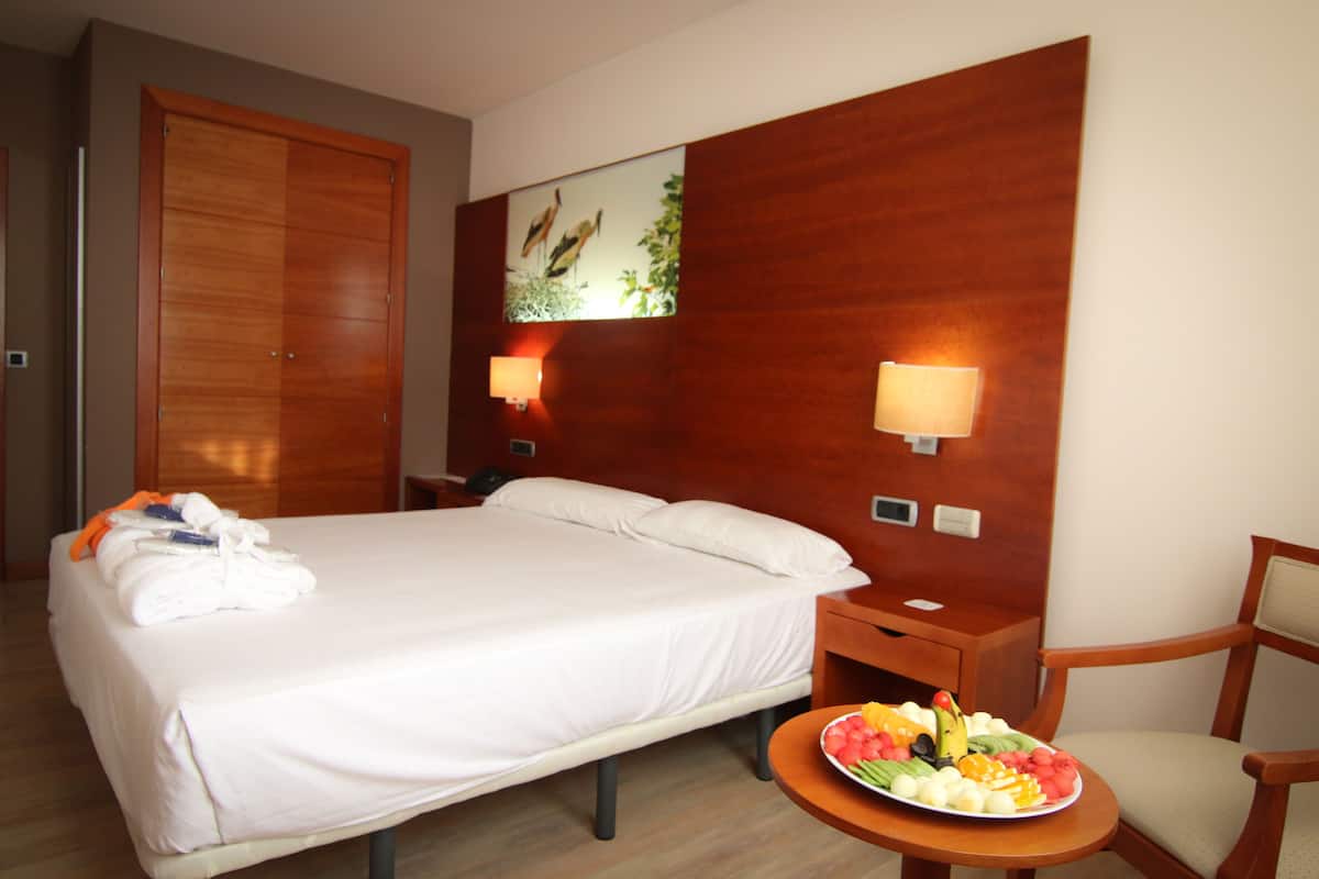 in-room safe, desk, soundproofing, free wifi