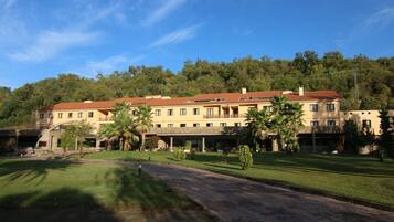 Vista frontal de la propiedad