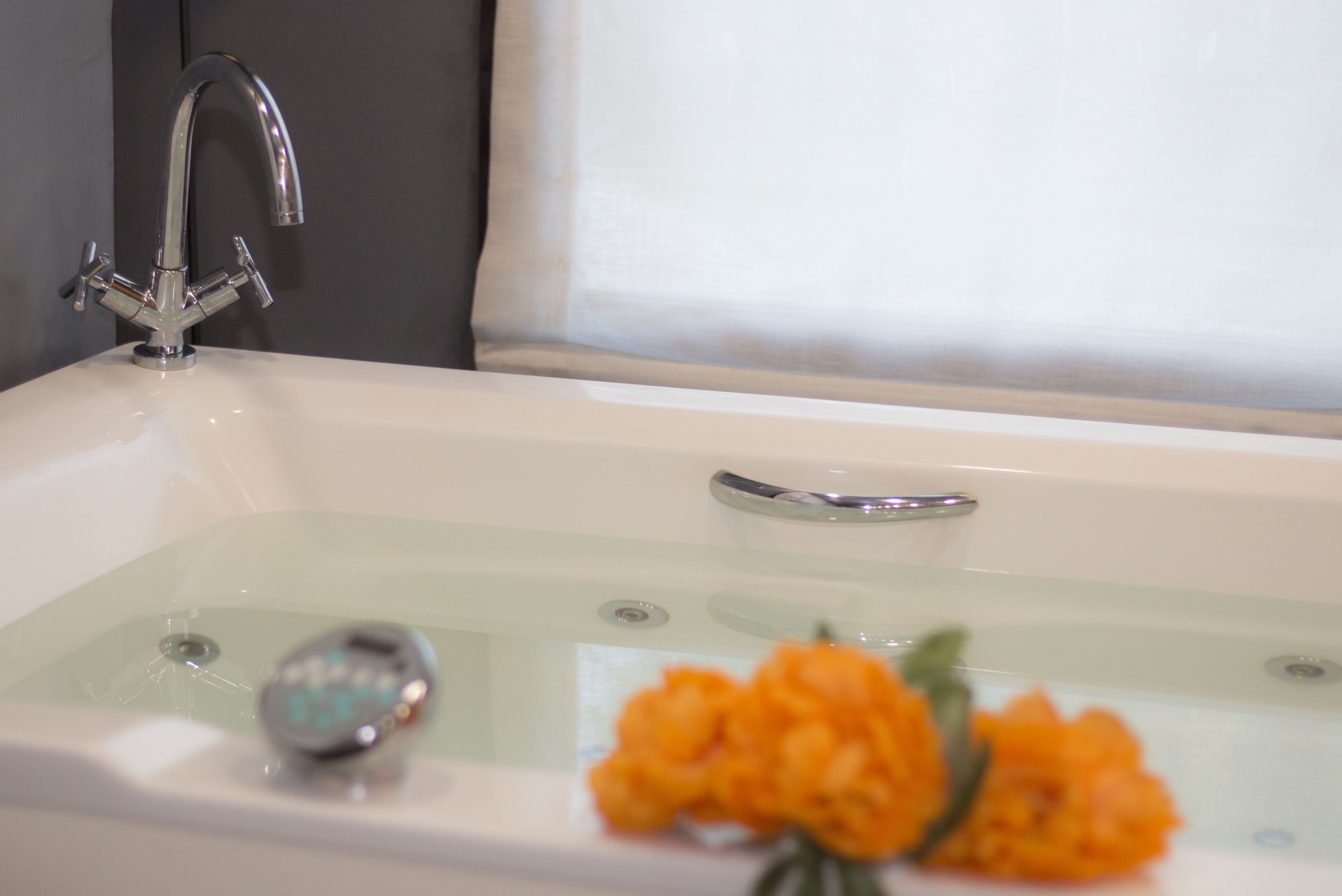 body treatments, hydrotherapy, aromatherapy, body wraps, body scrubs