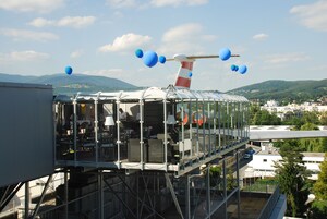 2 restaurants, lunch served