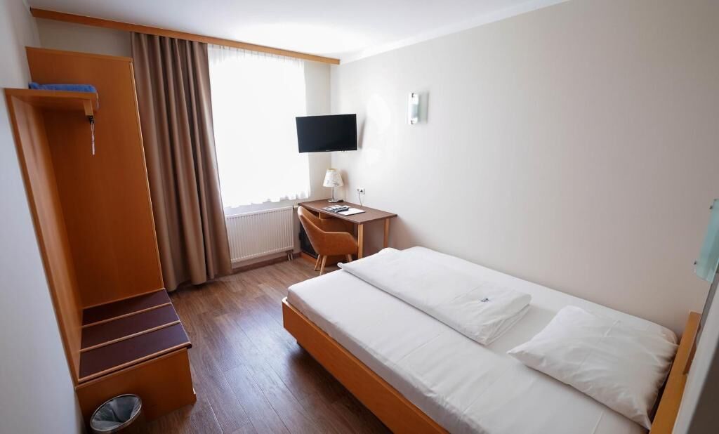Economy Single Room | Hypo-allergenic bedding available, in-room safe, desk, blackout drapes