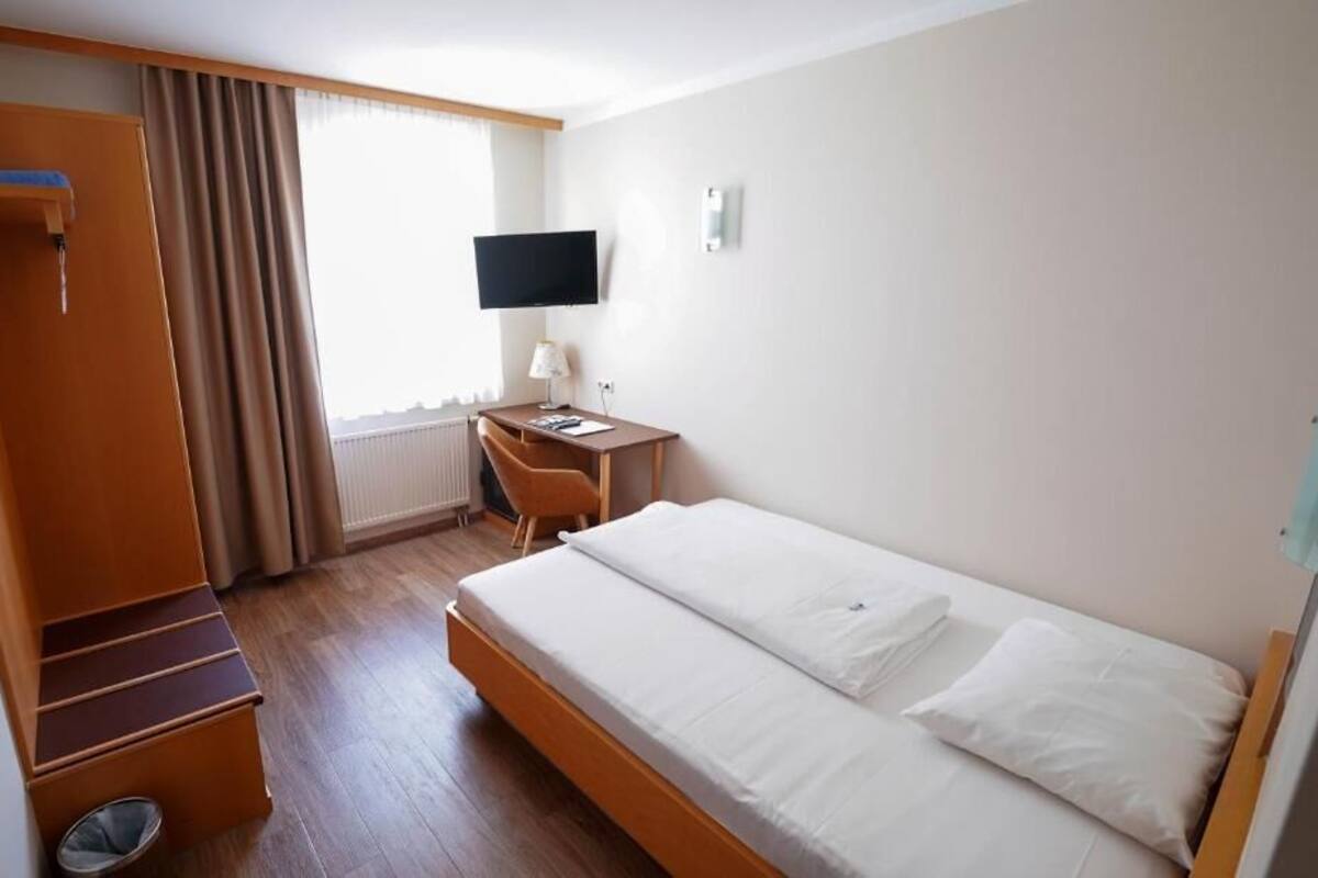 Ropa de cama hipoalergénica y caja de seguridad en la habitación 