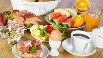 Café da manhã com buffet todos os dias (EUR 22 por pessoa)