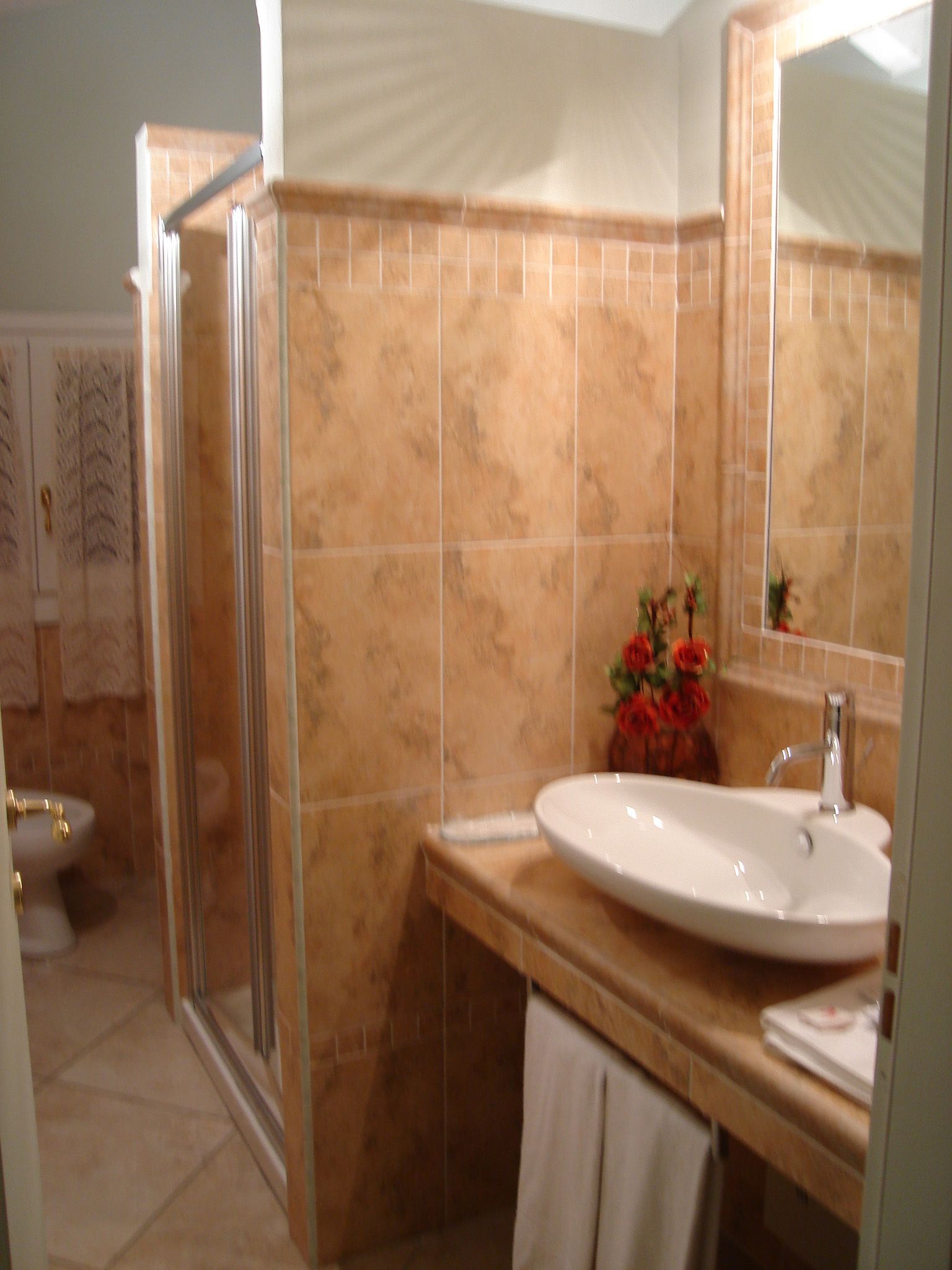 Standard Room, 2 Twin Beds | Bathroom | Shower, rainfall showerhead, free toiletries, hair dryer